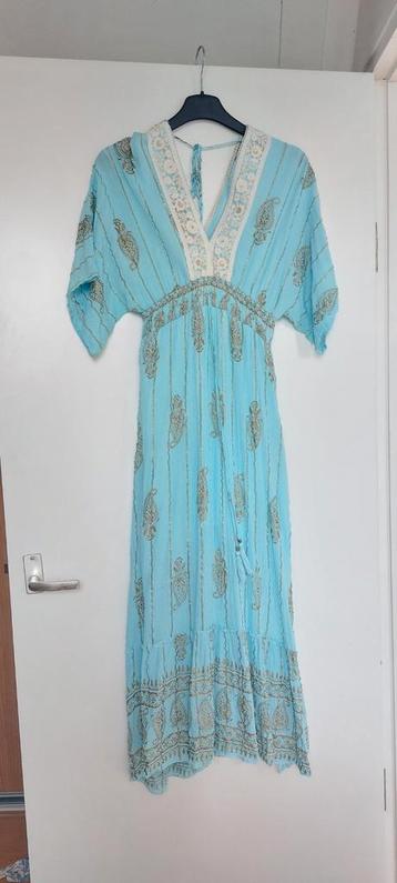 Boho lange jurk lichtblauw met goude stiksels beschikbaar voor biedingen