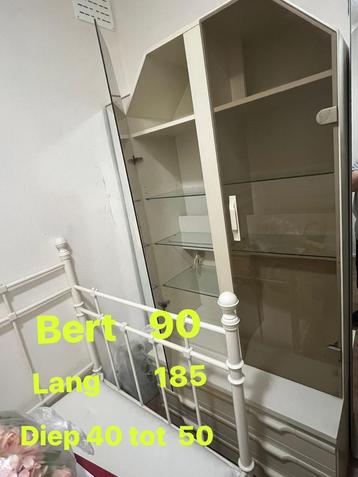 Witte glazen kast beschikbaar voor biedingen