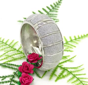 Verzilverende armband met fijne strass steentjes. beschikbaar voor biedingen