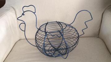 Blauw eiermandje van draad in de vorm van een kip. beschikbaar voor biedingen