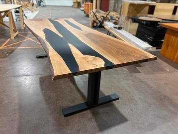 Walnoten Epoxytafel boomstam beschikbaar voor biedingen
