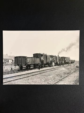 Grote foto stoomlocomotief NS 7734 te Tzummarum (1947) beschikbaar voor biedingen