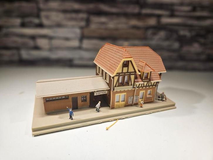 Klein station stationsgebouw N spoor modeltrein 1:160, Hobby en Vrije tijd, Modeltreinen | N-Spoor, Gebruikt, Brug, Tunnel of Gebouw