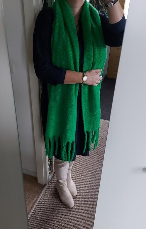 Groene sjaal, Kleding | Dames, Mutsen, Sjaals en Handschoenen, Zo goed als nieuw, Sjaal, Verzenden