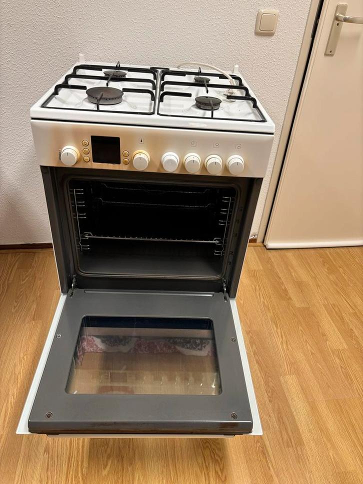 Witte vrijstaande gasfornuis met oven, Witgoed en Apparatuur, Fornuizen, Gebruikt, Vrijstaand, Gas, 4 kookzones, 85 tot 90 cm