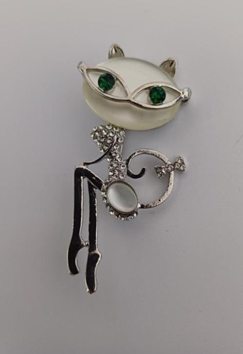 Broche kat met bril en strass steentjes, Sieraden, Tassen en Uiterlijk, Broches, Nieuw, Overige materialen, Zilver, Verzenden