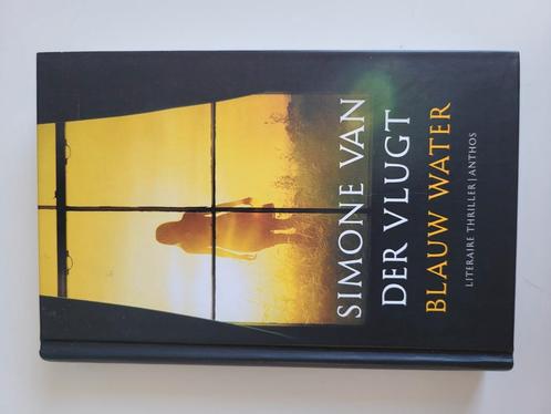 Simone van der Vlugt - Blauw water, Boeken, Thrillers, Zo goed als nieuw, Nederland, Ophalen of Verzenden