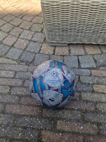 Champions league bal 2023-24 beschikbaar voor biedingen
