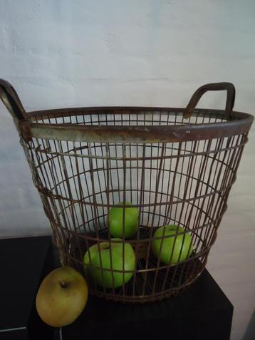 Unieke vintage ijzeren appelmand  authentiek brocante beschikbaar voor biedingen