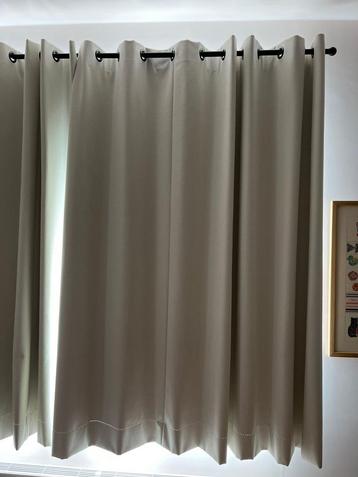 Crème verduisterende gordijnen Karwei + roedes beschikbaar voor biedingen