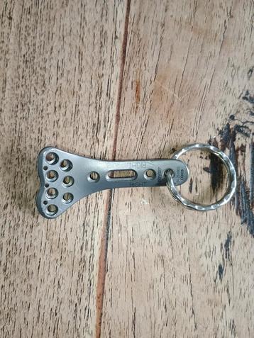 Chirurgisch Stalen Sleutelhanger - Botplaat beschikbaar voor biedingen