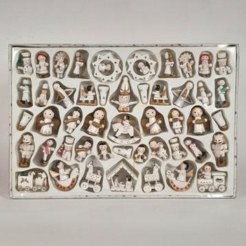 Doos met 48 houten kerstfiguurtjes - kersthangers hout wit beschikbaar voor biedingen