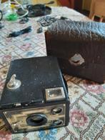 Oude fotocamera met bruin etui van leer., Ophalen
