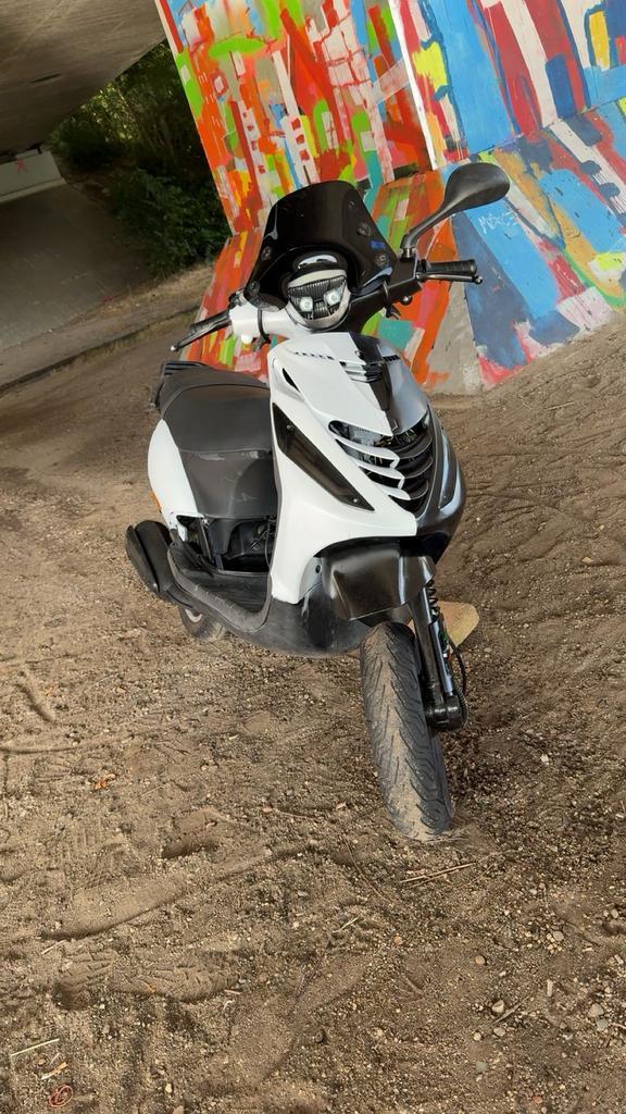 piaggio zip 2t, Fietsen en Brommers, Scooters | Piaggio, Zo goed als nieuw, Zip, Maximaal 45 km/u, Tweetakt, Ophalen of Verzenden