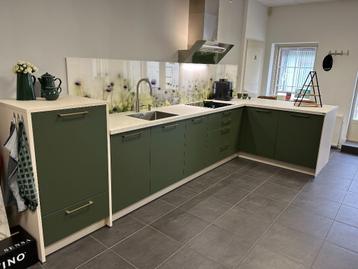 Opheffingsuitverkoop! Diverse showroomkeukens te koop! beschikbaar voor biedingen