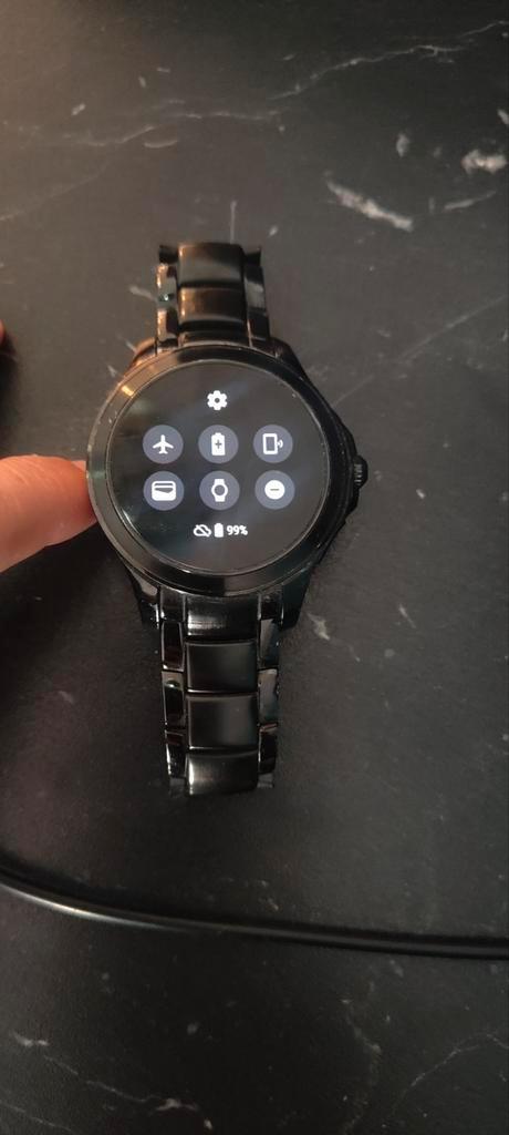 Emporio Armani smartwatch, werkt perfect !, Sieraden, Tassen en Uiterlijk, Smartwatches, Zo goed als nieuw, Android, Zwart, Afstand