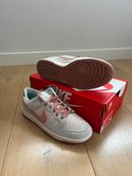 Nike Dunk Low Retro Fossil - Maat 42, Kleding | Dames, Schoenen, Ophalen of Verzenden, Nieuw, Roze, Sneakers of Gympen