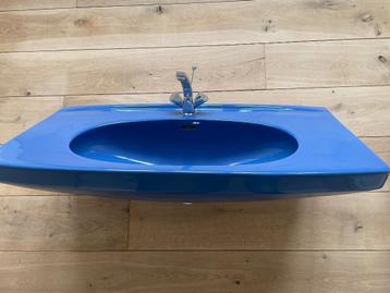 Gratis retro wastafels (blauw en beige) beschikbaar voor biedingen