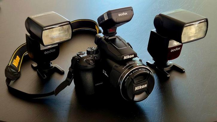 Nikon Coolpix P950 superzoomcamera + 2x Godox V860III, Audio, Tv en Foto, Fotocamera's Digitaal, Zo goed als nieuw, Compact, Nikon