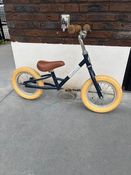 Veloretti loopfiets – donkerblauw met crème banden, Kinderen en Baby's, Speelgoed | Buiten | Voertuigen en Loopfietsen, Zo goed als nieuw