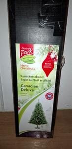 Kerstboom met lampjes en kerstballen, Ophalen