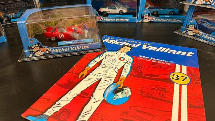 Nr37. Vaillante Marathon 57 (seal+boekje) - Michel Vaillant, Hobby en Vrije tijd, Modelauto's | 1:43, Gebruikt, Auto, Overige merken