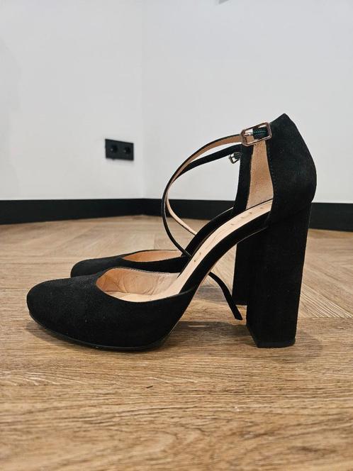 Suede zwarte Unisa pumps met enkelbandje - maat 41, Kleding | Dames, Schoenen, Gedragen, Pumps, Zwart, Ophalen of Verzenden