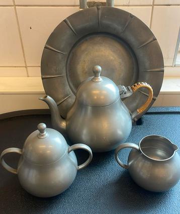 Vintage tinnen theeservies + schaal – Den Haag / Holland beschikbaar voor biedingen