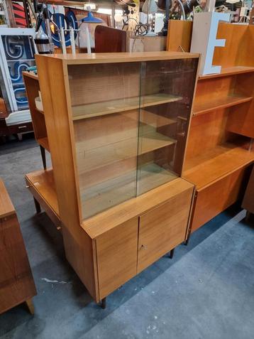 Vintage  wandkast met vitrine jaren 60 beschikbaar voor biedingen