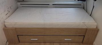 1 persoonsbed met matras en nachtkastje van BeterBed 