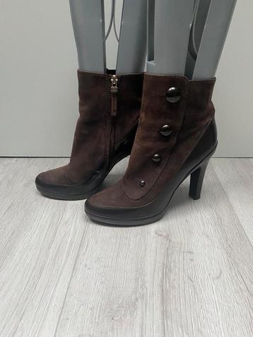 Mooie bruine leren enkellaarzen/ hakken van fendi maat 38 beschikbaar voor biedingen