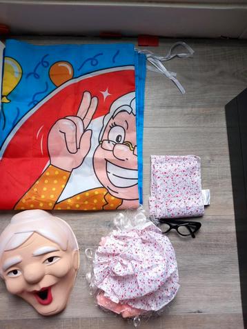 Sarah versiering,  masker,  badmuts met krullen, bril, sjaal beschikbaar voor biedingen