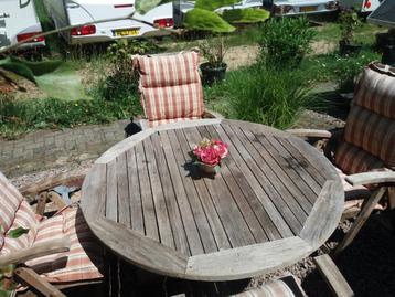Hardhouten tuinset / met 4 inklapbare stoelen en tafel  beschikbaar voor biedingen