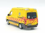 BBURAGO VOLKSWAGEN CRAFTER HONGAARSE AMBULANCE, Hobby en Vrije tijd, Modelauto's | 1:50, Overige merken, BBURAGO, Gebruikt, -