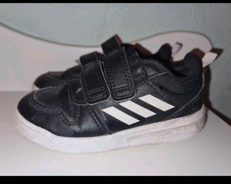 Adidas sneakers zwart wit met klittenband maat 24, Kinderen en Baby's, Kinderkleding | Schoenen en Sokken, Gebruikt, Sportschoenen