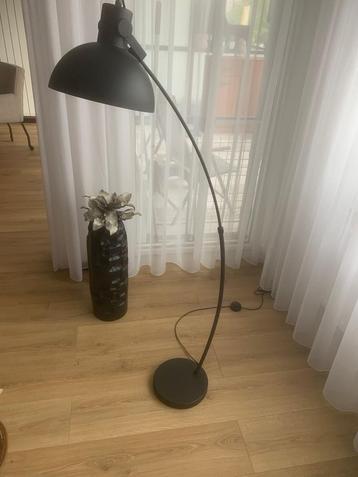 Verstelbare gebogen vloer lamp beschikbaar voor biedingen
