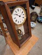 Antieke mahoniehouten elektrische klok 44 cm hoog €325., Ophalen of Verzenden