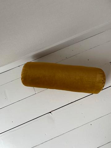 Rolkussen Fluweel Okergeel beschikbaar voor biedingen