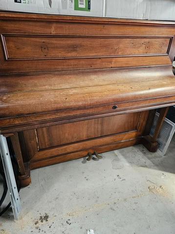 Houten piano  beschikbaar voor biedingen
