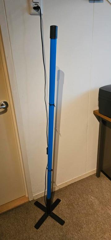 Ledlamp staand blauw met standaard beschikbaar voor biedingen