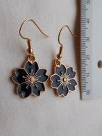 Zwarte bloemetjes (H25324), Sieraden, Tassen en Uiterlijk, Oorbellen, Ophalen of Verzenden, Nieuw, Zwart, Hangers