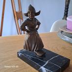 Bronzen kaasmeisje op marmer voet, Ophalen of Verzenden