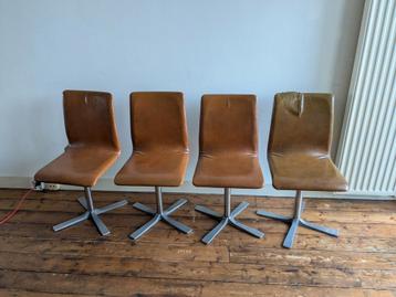 Vier retro industriële eetkamerstoelen op draaipoot