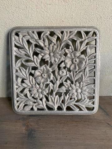 Franse brocante aluminium pannen onderzetter beschikbaar voor biedingen