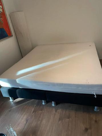 Nette boxspring 180 bij 200