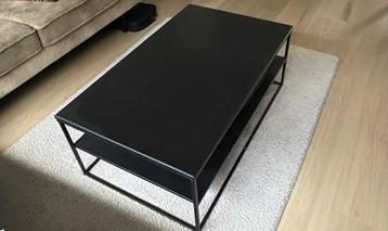 Zwarte salontafel beschikbaar voor biedingen