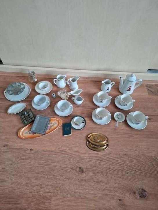 Diverse kinderservies kopjes en kannetjes+Van Nelle servies, Antiek en Kunst, Antiek | Speelgoed, Ophalen of Verzenden