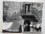 Gevel met wasgoed jaren 50/70, Verzamelen, Foto's en Prenten, Verzenden, 1940 tot 1960, Zo goed als nieuw