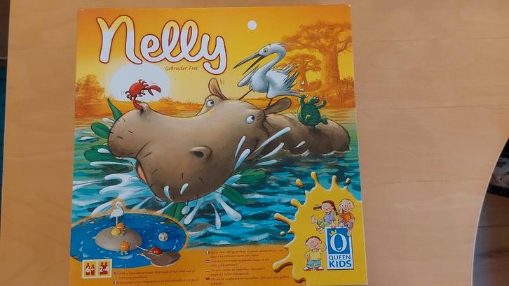 Nelly - Gezelschapsspel, Hobby en Vrije tijd, Gezelschapsspellen | Bordspellen, Zo goed als nieuw, Drie of vier spelers, Vijf spelers of meer