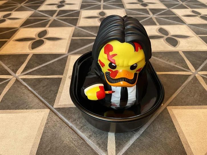 Tubbz  badeend  John Wick met potlood, Verzamelen, Muziek, Artiesten en Beroemdheden, Nieuw, Foto of Kaart, Ophalen of Verzenden